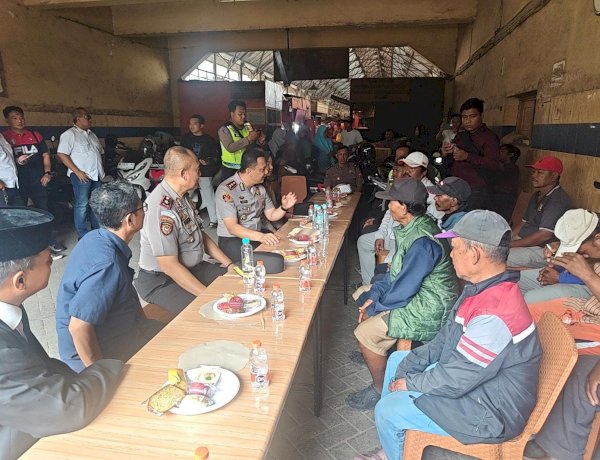 Cangkrukan Kamtibmas, Kapolres Pelabuhan Tanjung Perak Serap Aspirasi Pekerja Pasar Pabean